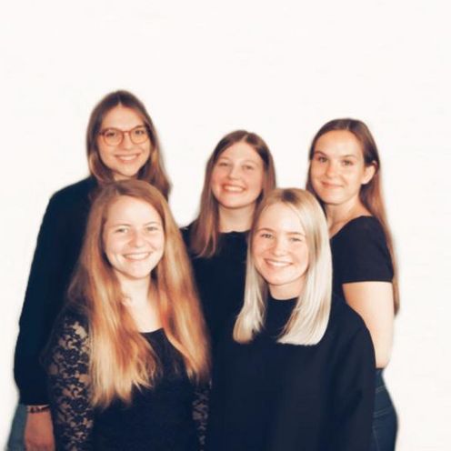 Gruppenbild von f&uuml;nf Studentinnen.