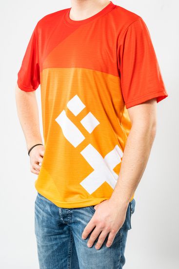 Das Model trägt ein oversized Ombré T-Shirt in gelb bis rot für Herren mit dem HSB-Logo darauf.