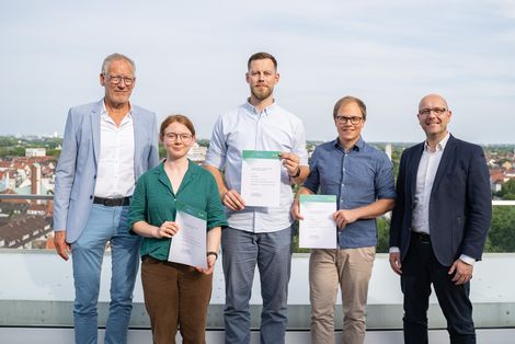 Ein besonderes Highlight der Veranstaltung war die Auszeichnung der besten Absolvent:innen im Studienjahr 2024/25: von links Torsten Sasse (Präsident der Ingenieurkammer der Freien Hansestadt Bremen), Freya Lahmann (Internationalen Studiengang Umwelttechnik B. Sc.), Marius Wüllner (Zukunftsfähige Energie- und Umweltsysteme M. Eng.), Micha Mathwig (Bauingenieurwesen B. Sc.) und Olaf Bosenius (Stellvertretender Vorsitzender des Verband Beratender Ingenieure VBI). Foto: HSB / Louisa Windbrake