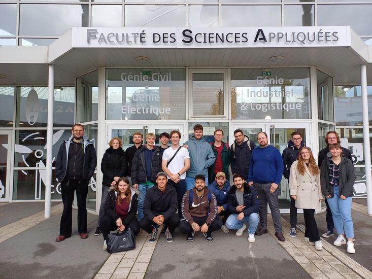 Eine Gruppe Studierender posiert vor dem Eingang zum Geb&auml;ude der Facult&eacute; des Sciences Appliqu&eacute;es der Universit&eacute; d&rsquo;Artois in B&eacute;thune (Frankreich) 