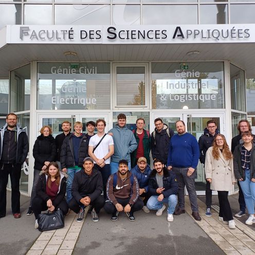 Eine Gruppe Studierender posiert vor dem Eingang zum Geb&auml;ude der Facult&eacute; des Sciences Appliqu&eacute;es der Universit&eacute; d&rsquo;Artois in B&eacute;thune (Frankreich) 