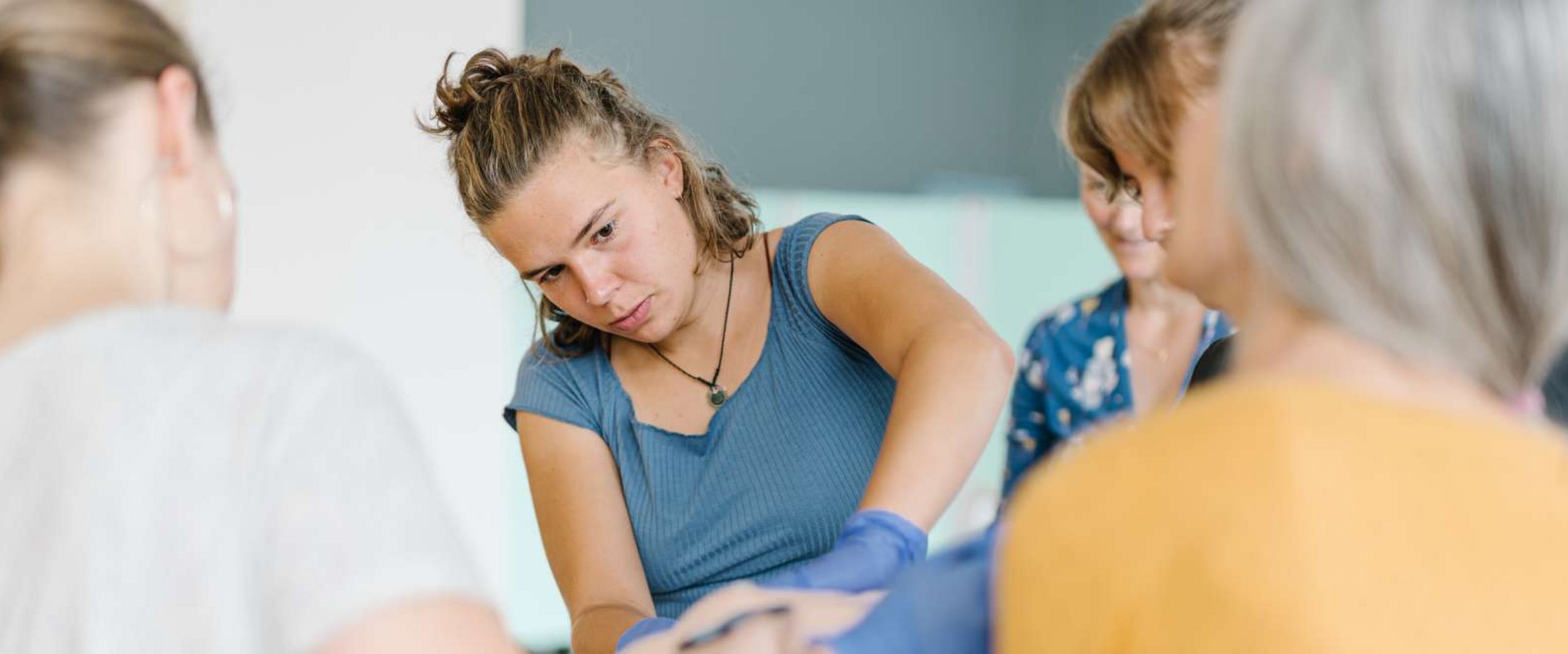 Studierende sammelt Praxiserfahrung Studierende aus dem Studiengang Hebammen simuliert zukünftige Tätigkeiten