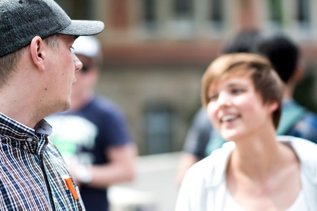 Student mit Baseballkappe und Studentin mit kurzen Haaren