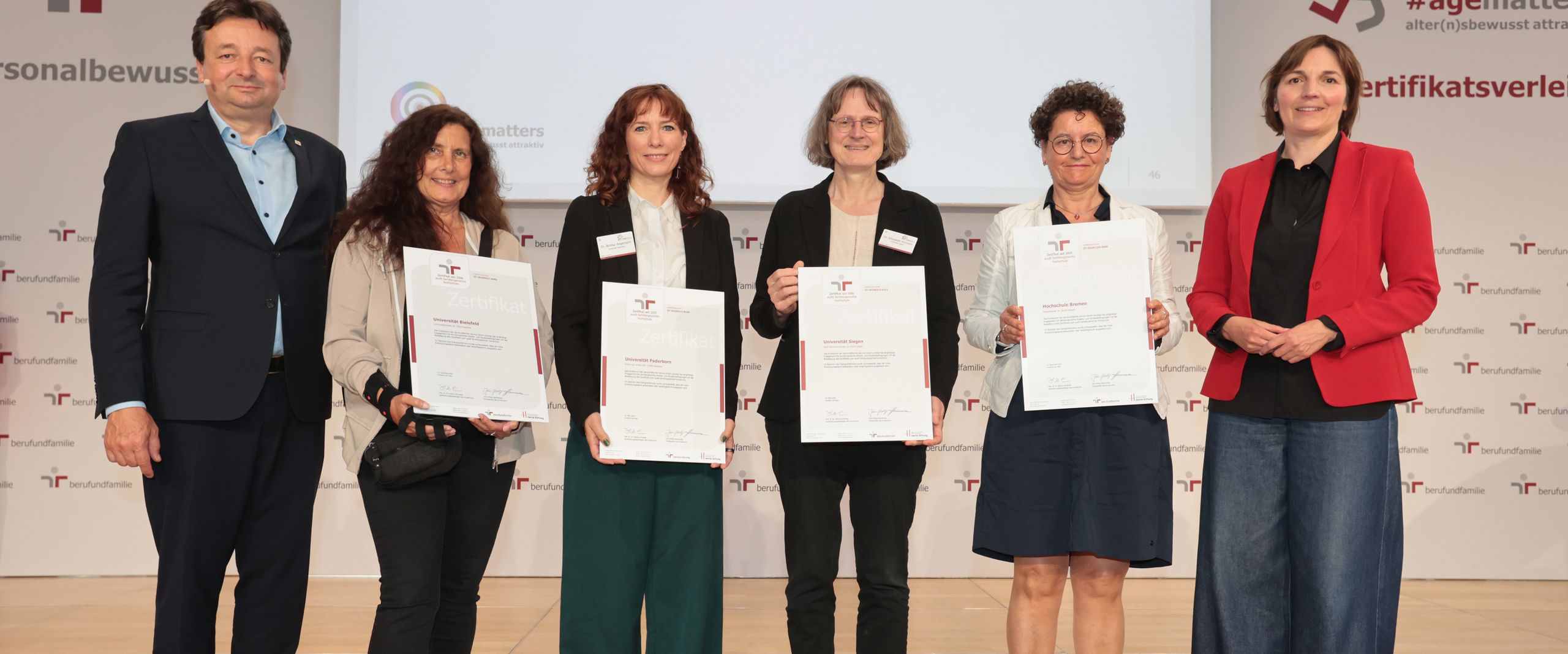 Gruppenbild mit Mann und 5 Frauen. Vier halten ein Zertifikat.