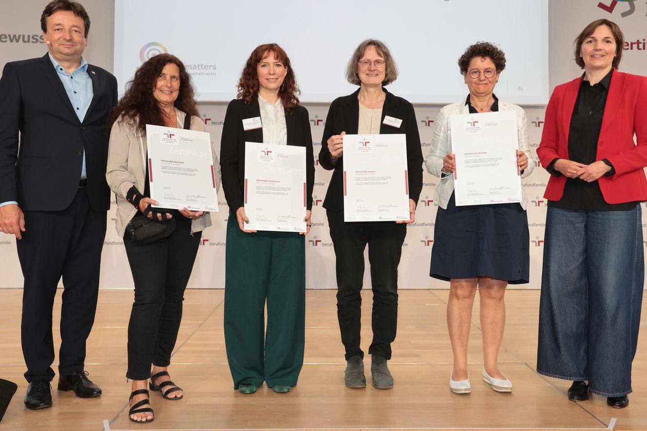 Gruppenbild mit Mann und 5 Frauen. Vier halten ein Zertifikat.