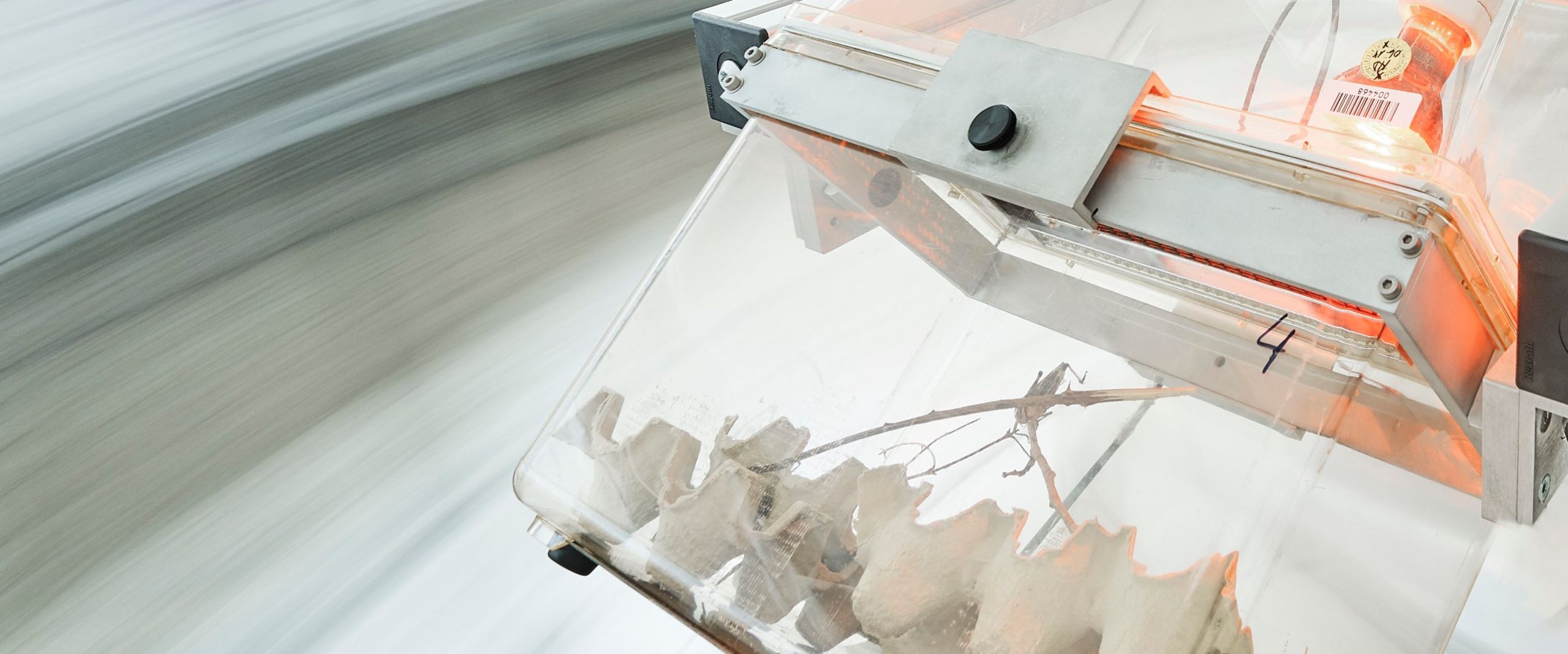 Versuchsaufbau einer Zentrifuge, die in Bewegung ist. 