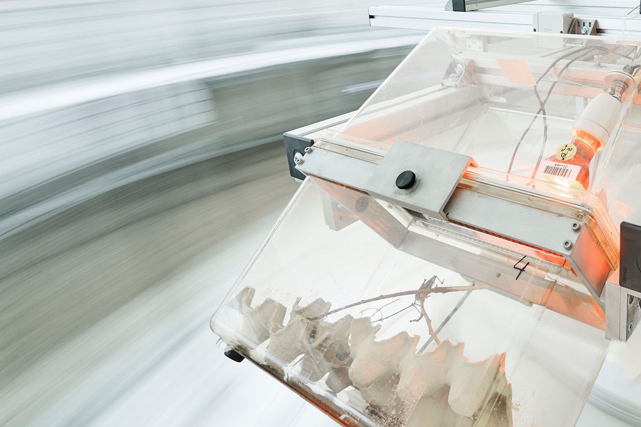 Versuchsaufbau einer Zentrifuge, die in Bewegung ist. 