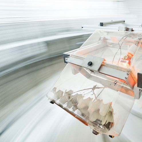 Versuchsaufbau einer Zentrifuge, die in Bewegung ist. 