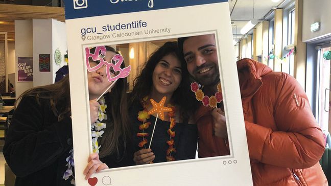 Sharon S. Auslandssemester Studierende auf Gruppenfoto mit Instagramrahmen