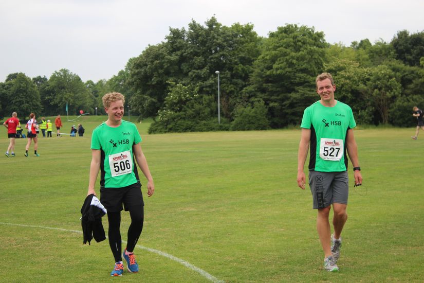 Zwei L&auml;ufer stehen auf einer Wiese.
