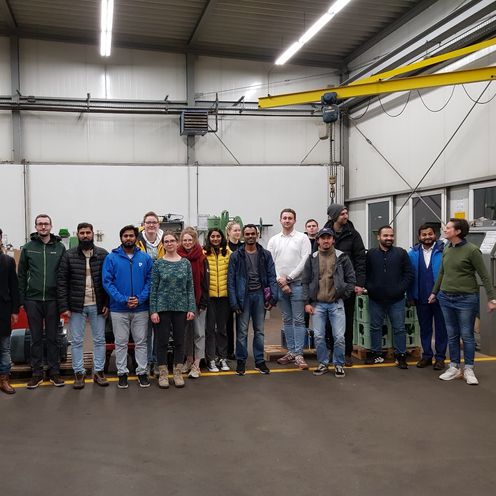 Studierende in der Elektromaschinenfirma Geb. Mahn