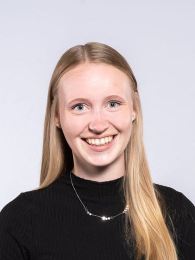 Auf dem Bild ist Miriam Chrost zu sehen. Sie hat langes glattes blondes Haar und trägt einen schwarzen Pullover. 