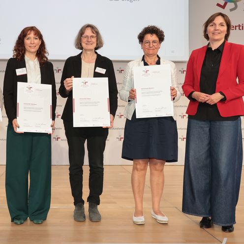 Gruppenbild mit Mann und 5 Frauen. Vier halten ein Zertifikat.