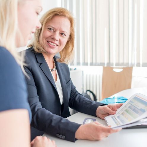 Zwei Frauen im Gespr&auml;ch miteinander