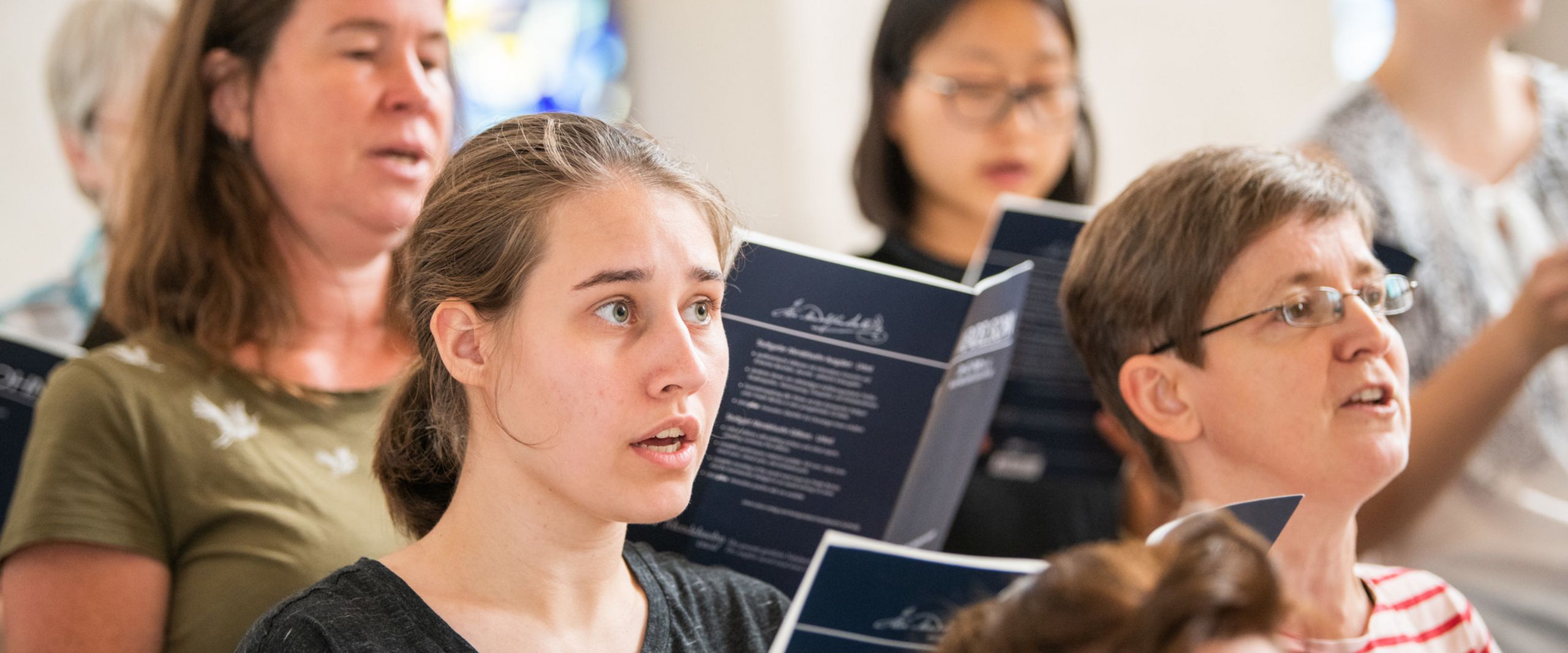 Hochschulchor IntoNation Sänger:innen des Hochschulchors IntoNation bei einem Konzert.