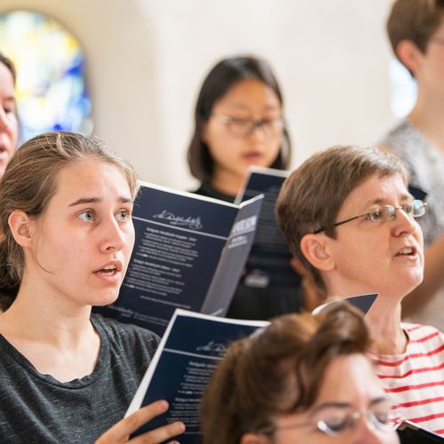 Sänger:innen des Hochschulchors IntoNation bei einem Konzert.
