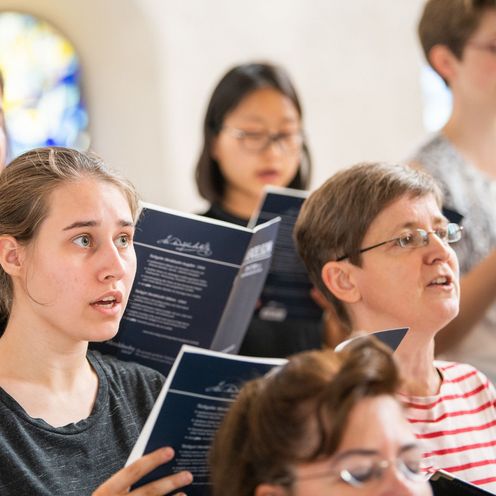 S&auml;nger:innen des Hochschulchors IntoNation bei einem Konzert.