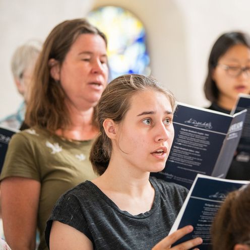 S&auml;nger:innen des Hochschulchors IntoNation bei einem Konzert.