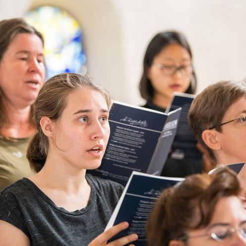 S&auml;nger:innen des Hochschulchors IntoNation bei einem Konzert.