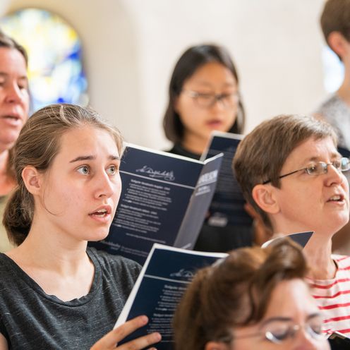 S&auml;nger:innen des Hochschulchors IntoNation bei einem Konzert.