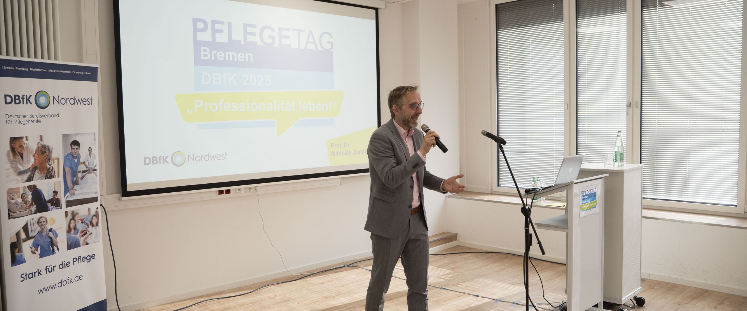 Matthias Z&uuml;ndel begr&uuml;&szlig;t das Publikum beim DBfK Pflegetag am Brill 2025