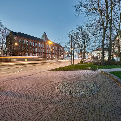 Geb&auml;ude Langemarckstra&szlig;e mit Platz im Vordergrund