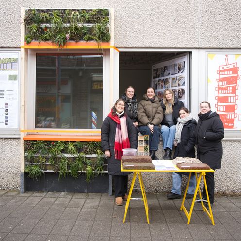 Gruppe junger Menschen vor einem Geb&auml;ude