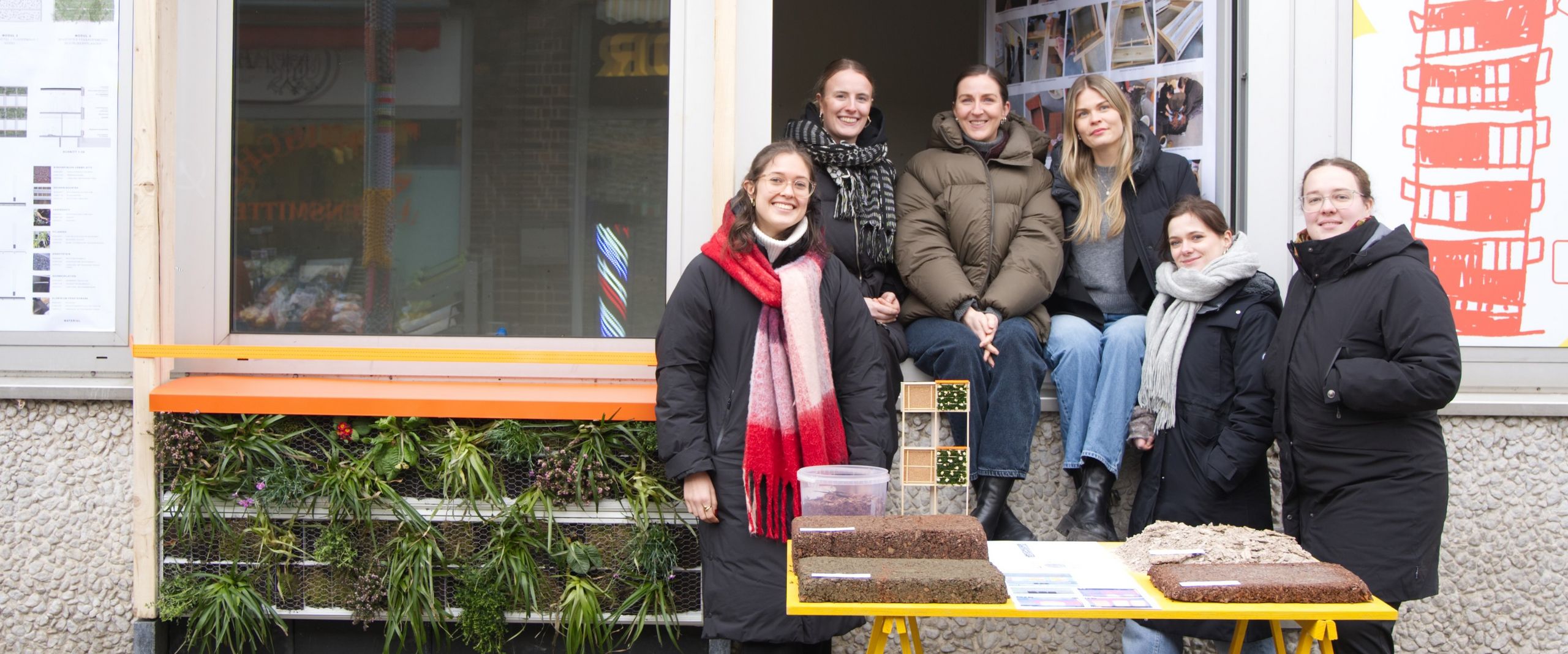 Gruppe junger Menschen vor einem Geb&auml;ude