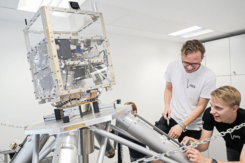 Studierende an einem Satellitenteststand am IAT Studierende an einem Satellitenteststand am IAT