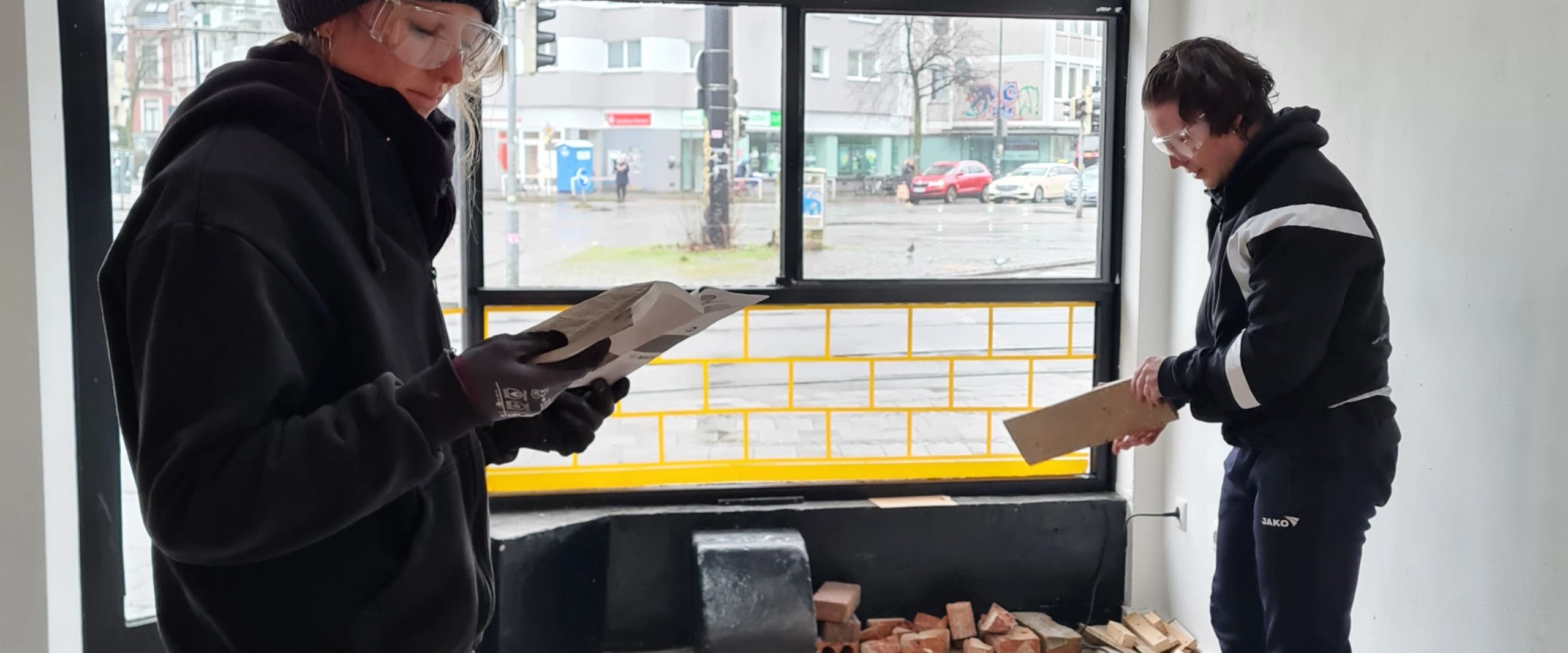 Louisa Br&uuml;ssermann und Leon Falke &uuml;berarbeiten Bauabf&auml;lle f&uuml;r eine neue Nutzung im offenen Atelier im &bdquo;aRaum&ldquo;.