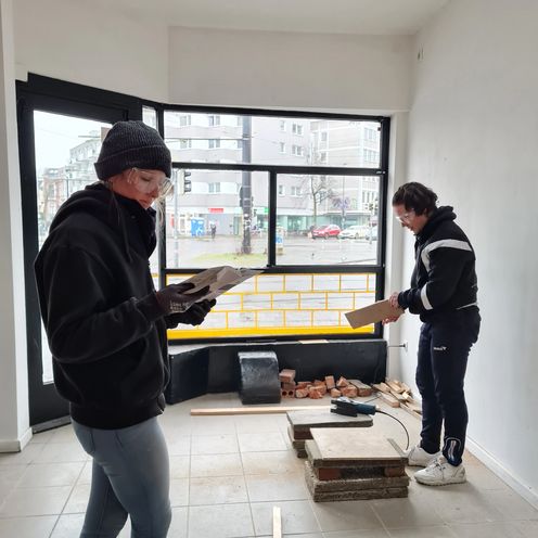 Louisa Br&uuml;ssermann und Leon Falke &uuml;berarbeiten Bauabf&auml;lle f&uuml;r eine neue Nutzung im offenen Atelier im &bdquo;aRaum&ldquo;.