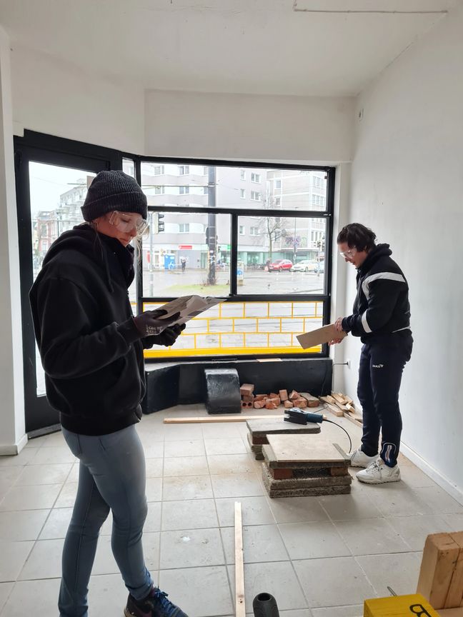 Louisa Br&uuml;ssermann und Leon Falke &uuml;berarbeiten Bauabf&auml;lle f&uuml;r eine neue Nutzung im offenen Atelier im &bdquo;aRaum&ldquo;.