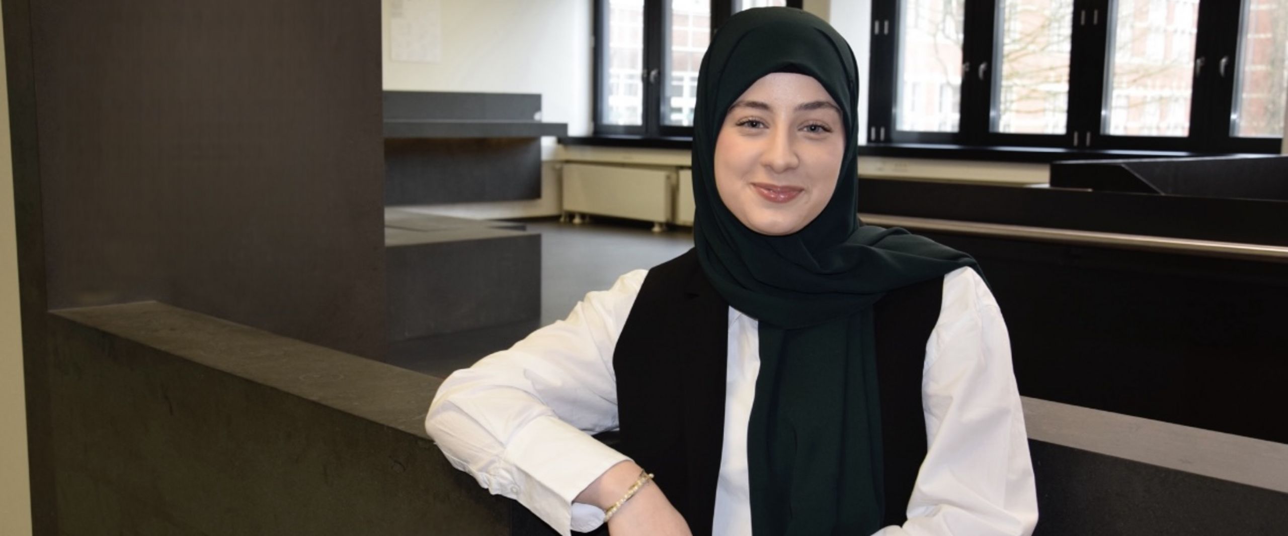 Nurdane Irmak Drei Fragen an... Junge Frau mit Kopftuch lächelt in die kamera