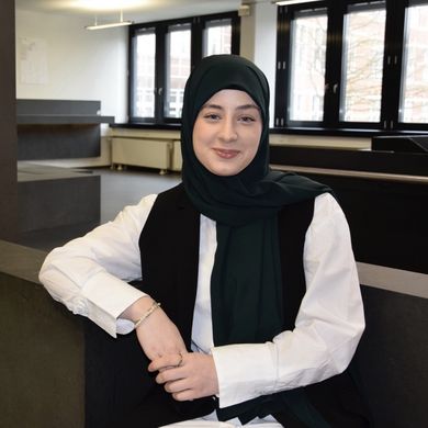 Junge Frau mit Kopftuch lächelt in die kamera