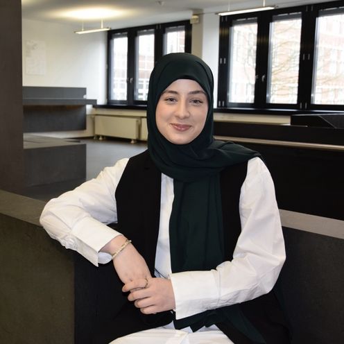 Junge Frau mit Kopftuch l&auml;chelt in die kamera