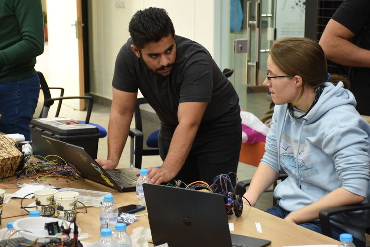 Studentin und Student arbeiten am Laptop
