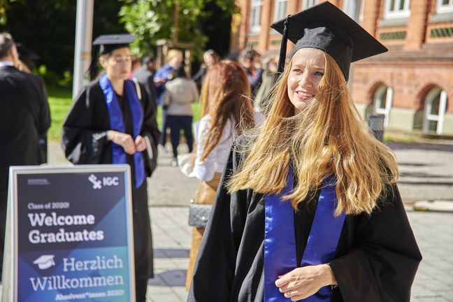 Absolvent:innen auf dem Hochschulgelände. 