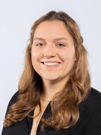 Auf dem Foto ist Annika Zarah zusehen. Sie hat lange braune Haare und tr&auml;gt eine schwarze Bluse. 