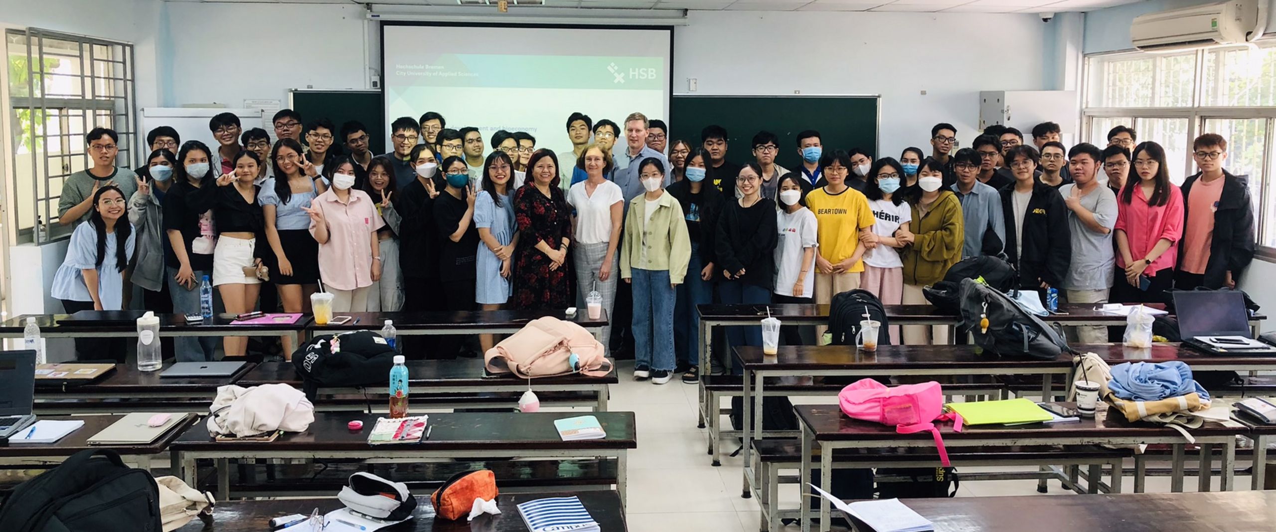 Gruppenfoto mit Studierenden der HCMUT in Vietnam. Foto:HSB