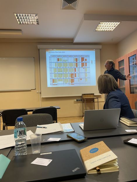 I-PaCE besucht Cracow University of Technology - Prof. Dr. Rauscher präsentiert ein internationales CBL-Konzept. Foto: HSB / Gonca Efe-Şahantürk  I-PaCE besucht Cracow University of Technology - Prof. Dr. Rauscher präsentiert ein internationales CBL-Konzept. Foto: HSB / Gonca Efe-Şahantürk