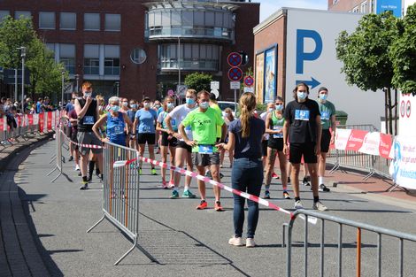 L&auml;ufer:innen warten auf den Start eines Rennens beim Wettkampf in Cuxhaven.