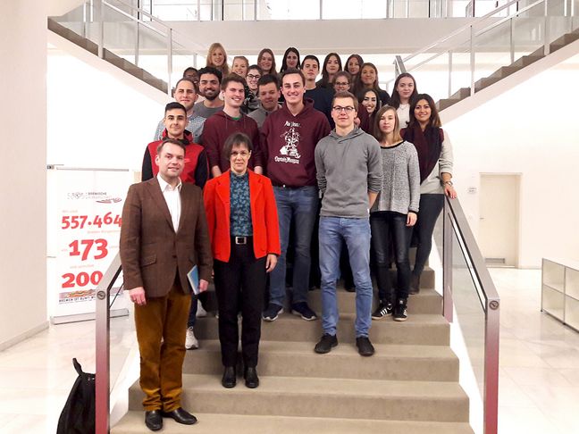 Eine Gruppe Studierende im Hamburgischen Weltwirtschaftsinstitut