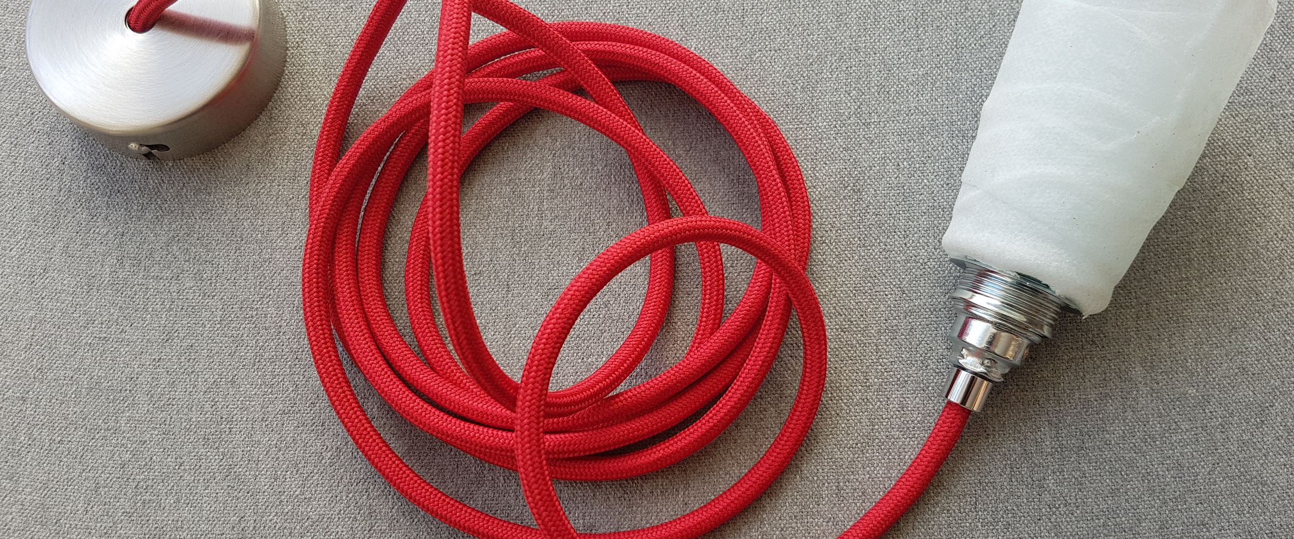 Bild zeigt Lampe mit rotem Kabel 