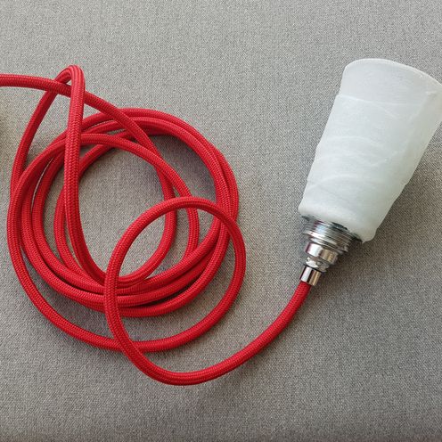 Bild zeigt Lampe mit rotem Kabel 