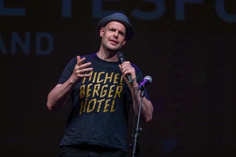 Bas B&ouml;ttcher auf der B&uuml;hne bei Poetry on the road 2022.