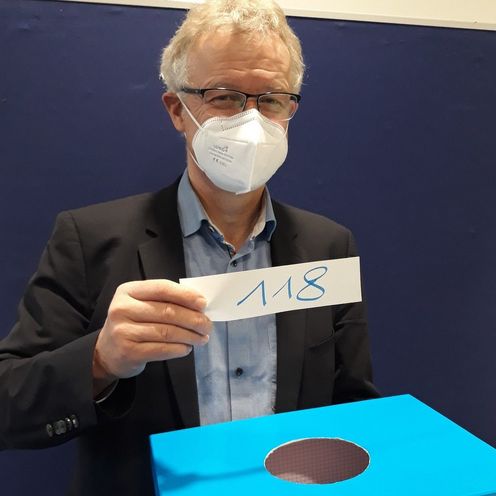 Prof. Dr. Thomas Pawlik zieht die Gewinnlose