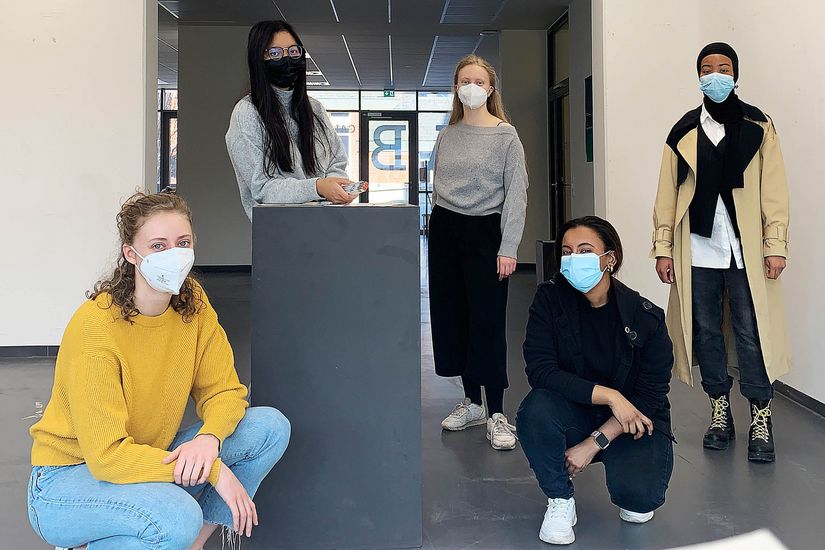Gruppenbild von 5 Studierenden in einem Raum.