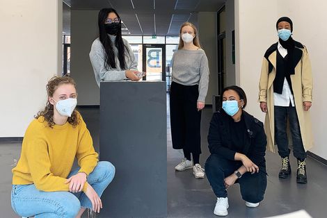 Gruppenbild von 5 Studierenden in einem Raum.