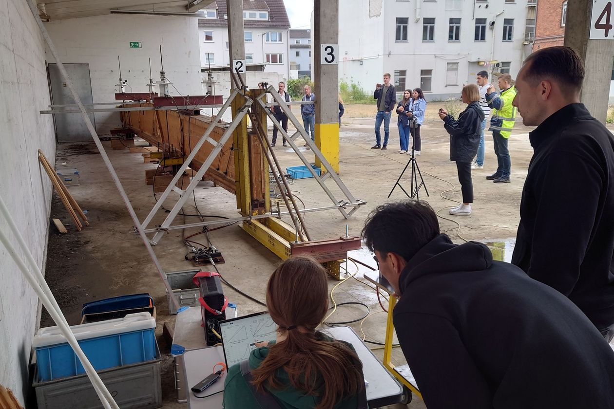 Masterstudierende Bauingenieurwesen testen Holz-Träger kontrolliert bis zum Bruch, Foto: HSB/ Prof. Dr.-Ing. Marc Gutermann