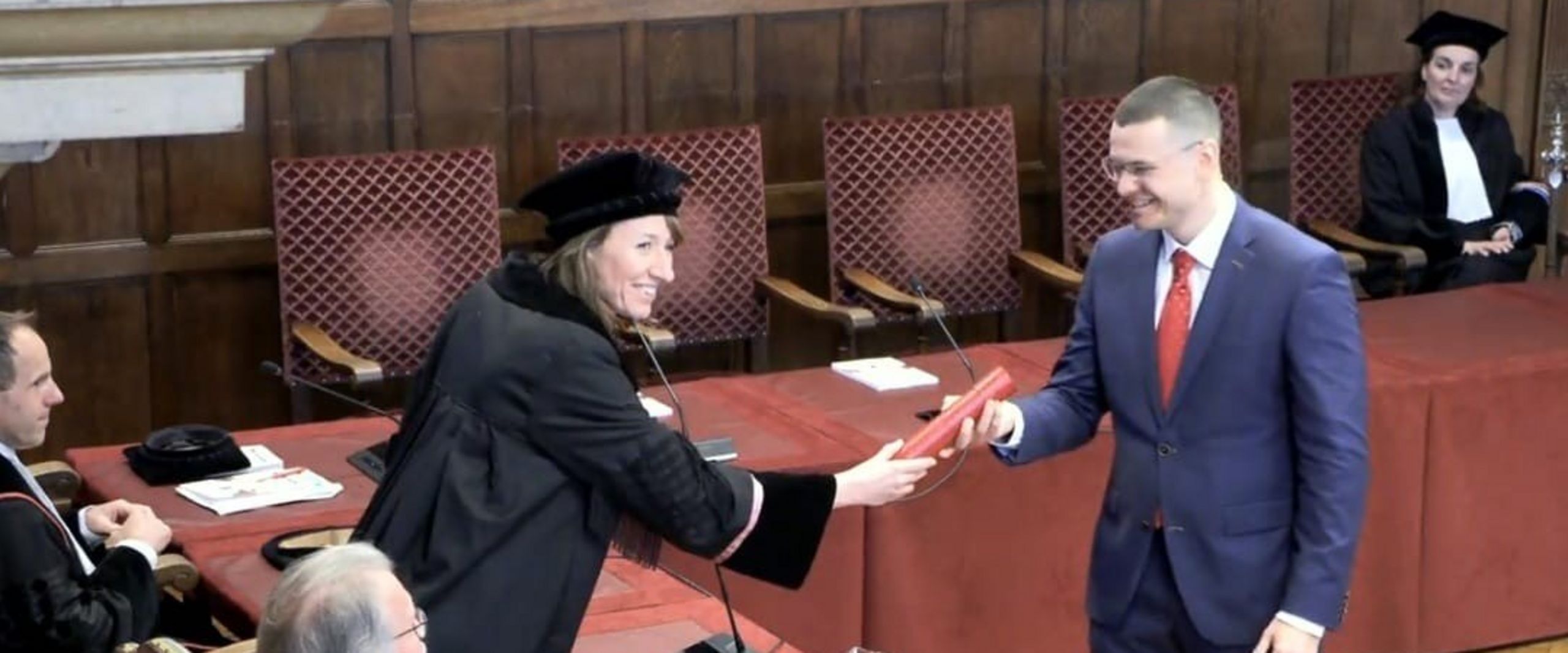 Adrian Toroslu erh&auml;lt seine Promotionsurkunde von Prof. Dr. Carolina Castaldi 